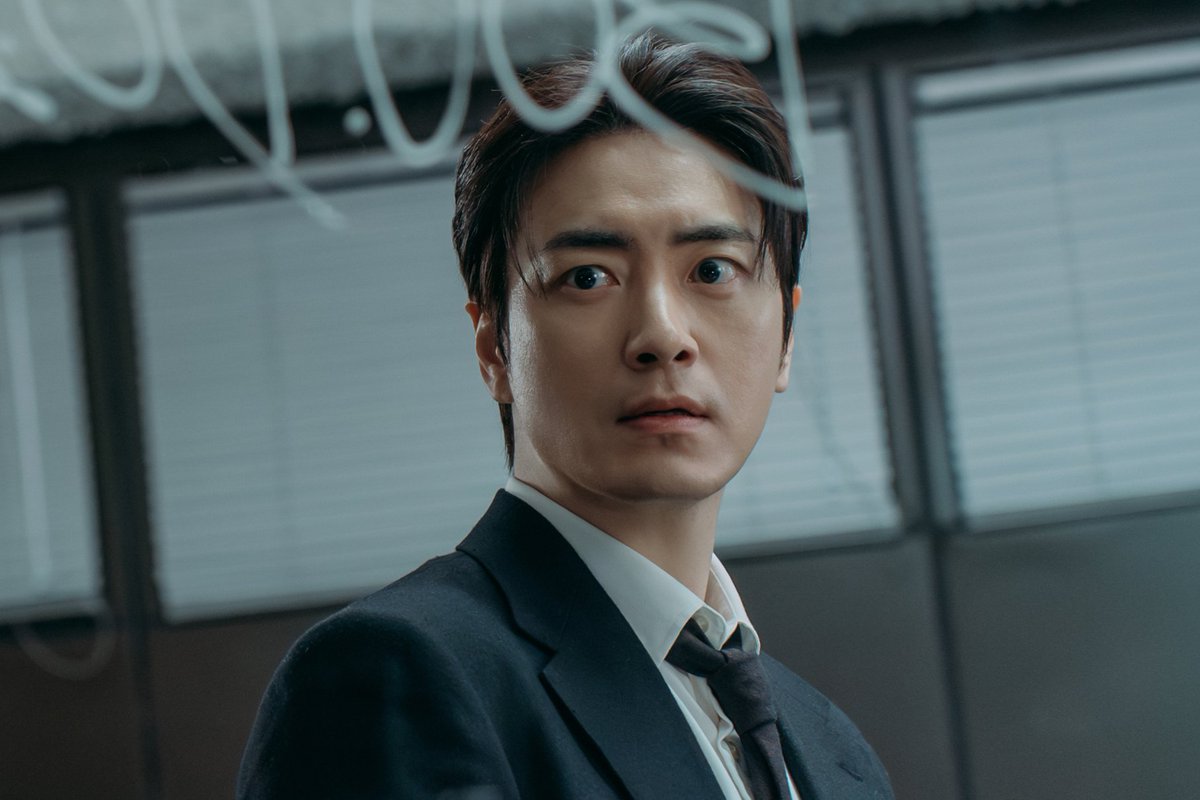 The Art of Sarah: Lee Jun‑hyuk’s Intense Transformation as Detective Moo Kyung in Netflix’s Dark Mystery Thriller
