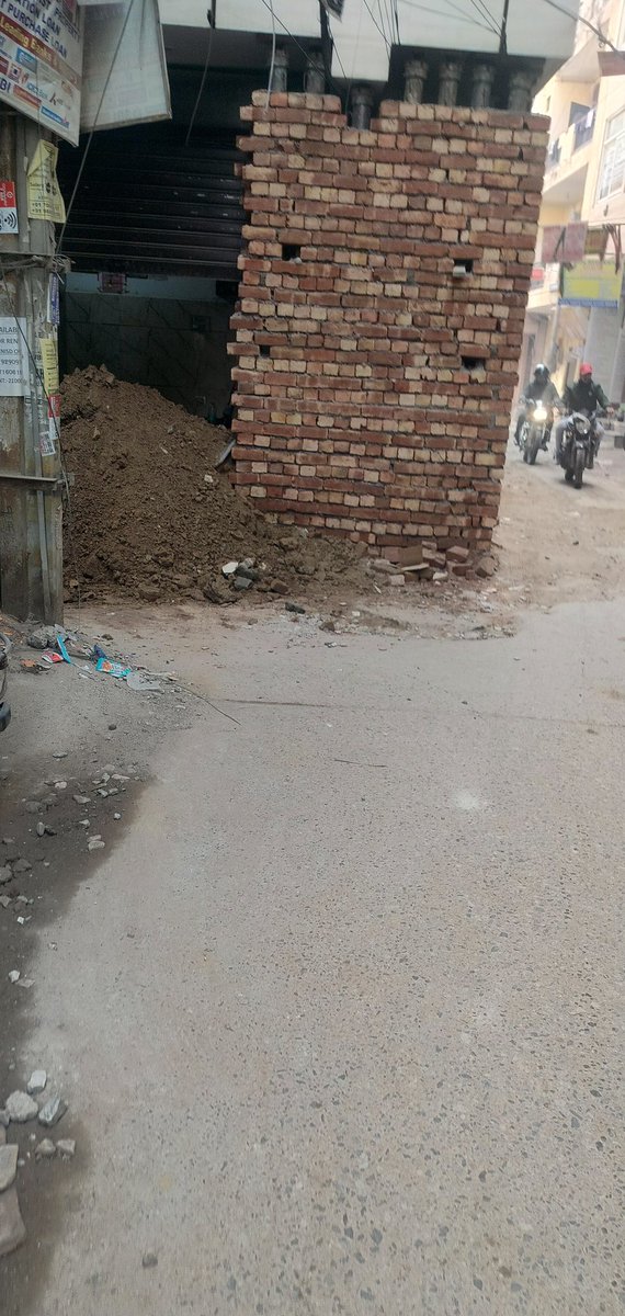 reality537's tweet photo. Alarming to see construction still ongoing while almost half of the public road has been taken over illegally. The building appears to be Hotel O Royal Residency, possibly Plot No. 7A, Sewakpark. please take action.

@CMODelhi @LtGovDelhi @SDMC_Official @MCD_Delhi @official_dda https://t.co/AoASzmdS9X