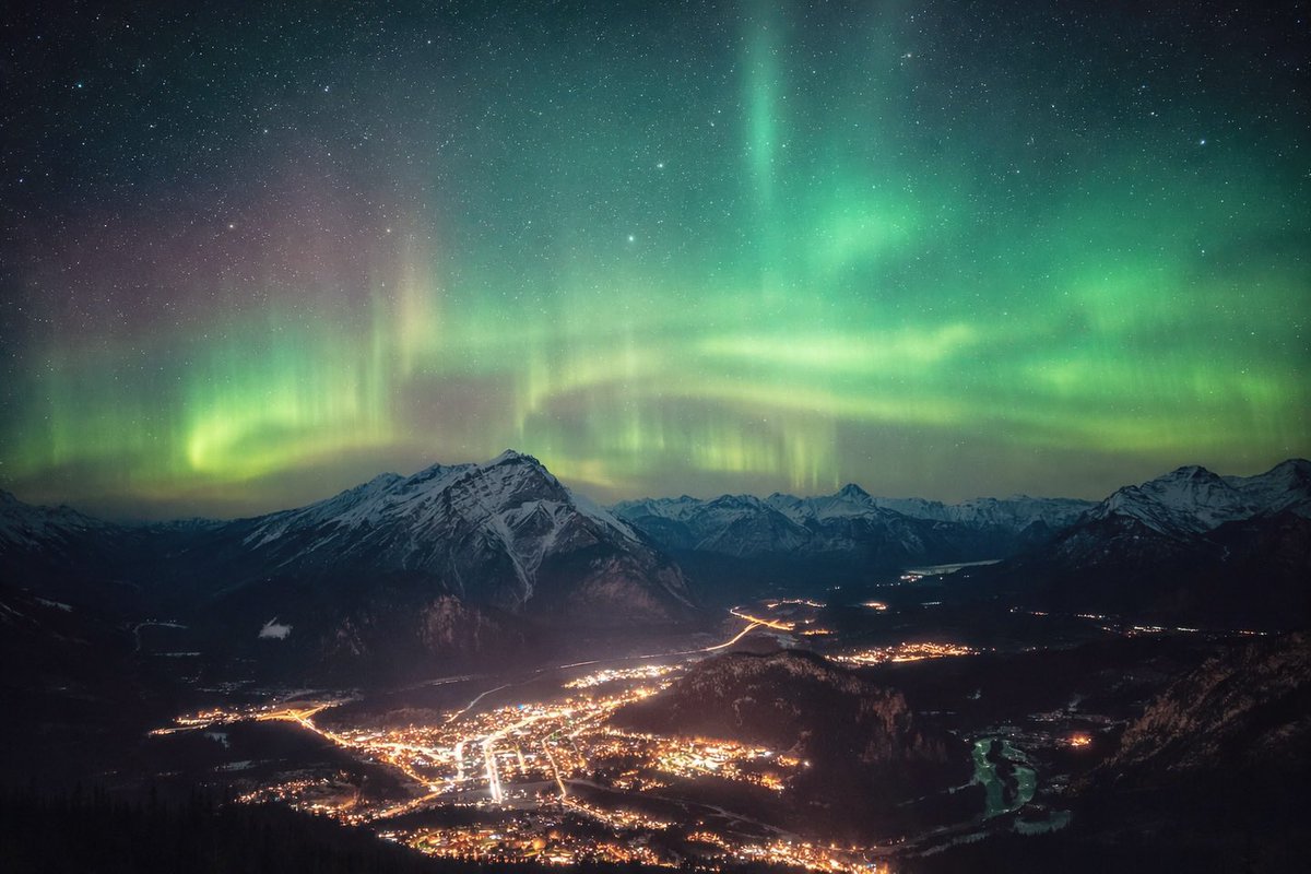 MadelnCanada's tweet photo. Banff, Alberta is magical in the winter 🇨🇦 https://t.co/iFNfHvcD4N