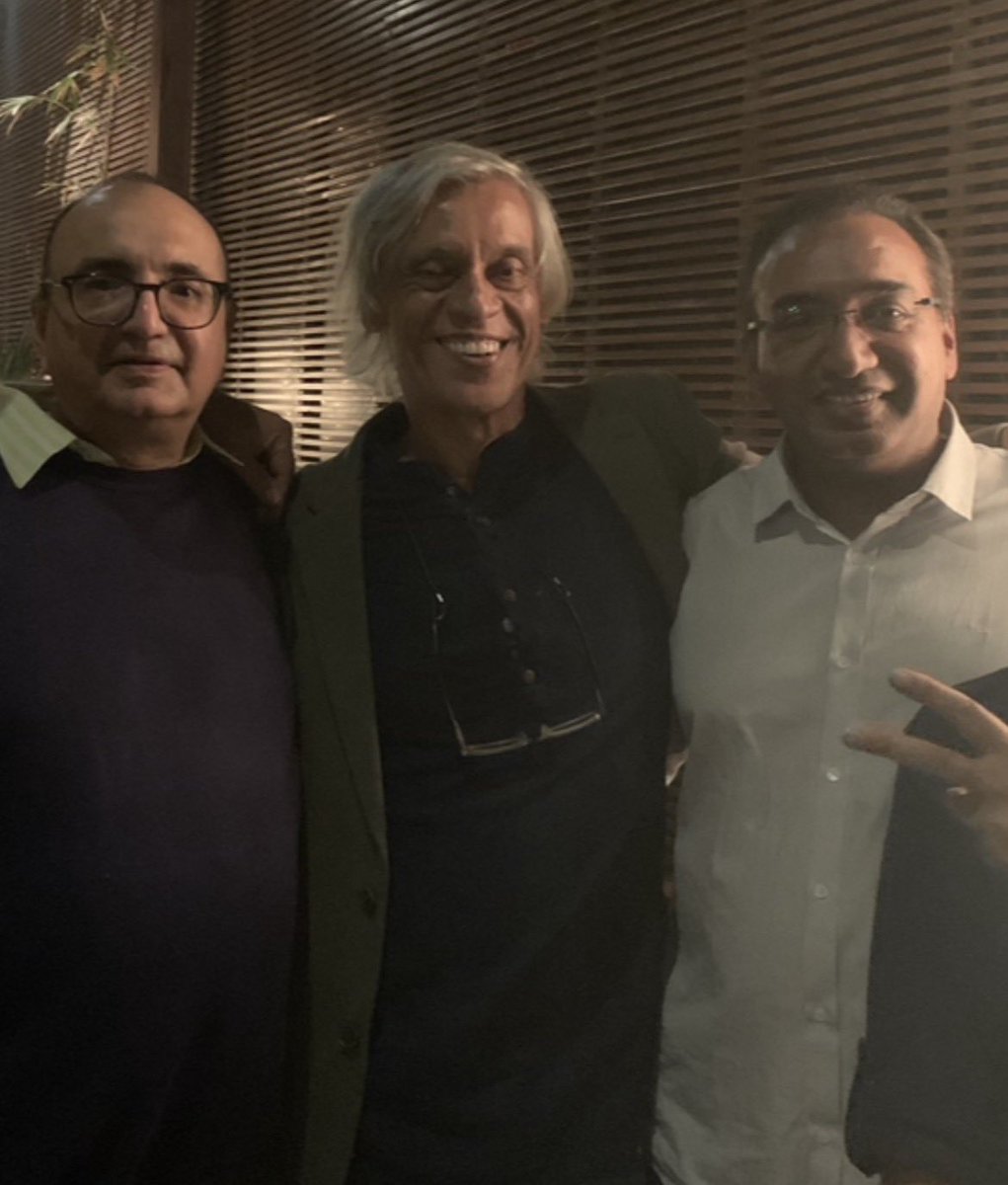 Viveck Vaswani tweet media