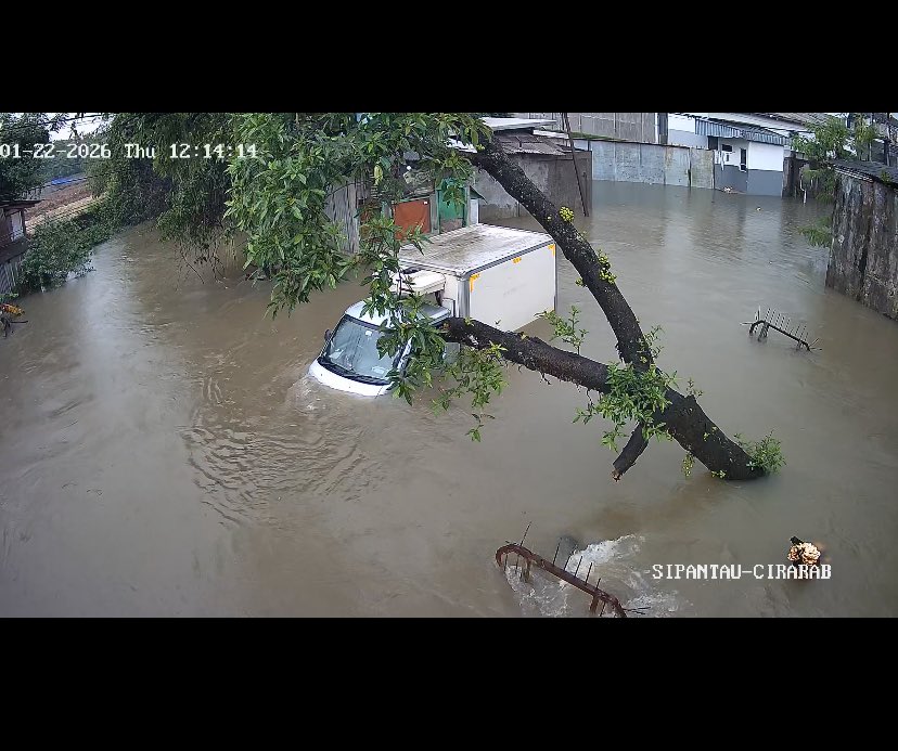Pantauan tinggi muka air di kawasan Telesonik, Bunder, Kabupaten Tangerang. Terlihat air sudah mulai meluap. Stay safe