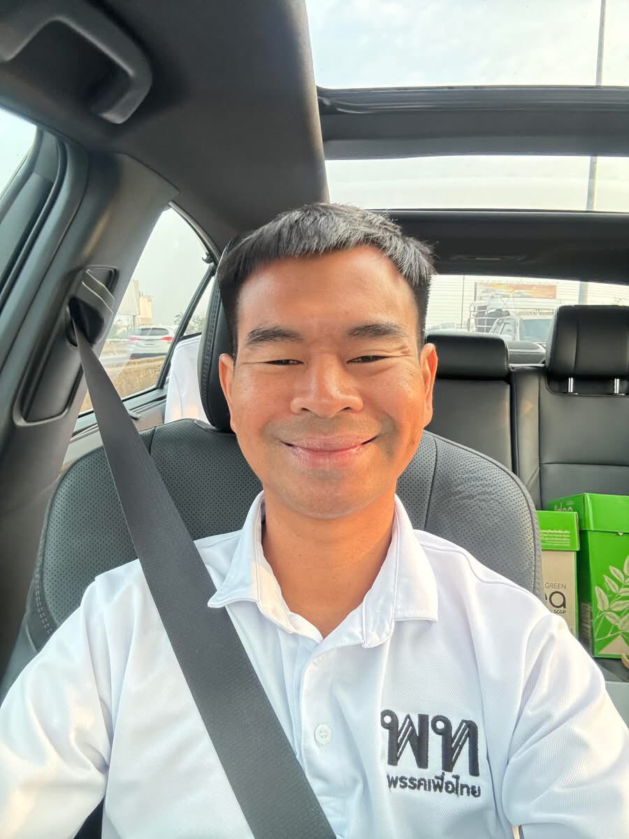 พี่ใหม่มากทม. พรรคเพื่อไทยส่งแกไปออกสื่อ ออกรายการเจ๊มดดำบ้าง พี่เขาจะได้โปรโมทนโยบายพรรคเป็นวงกว้าง