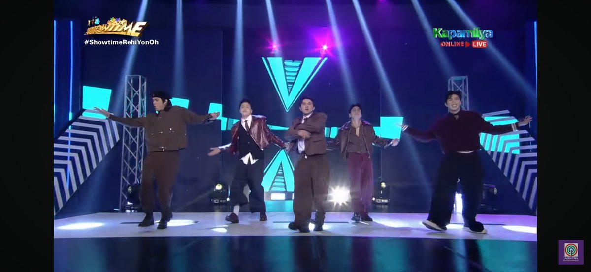 i love seeing idols that loves performing #wrive 🙏🏻