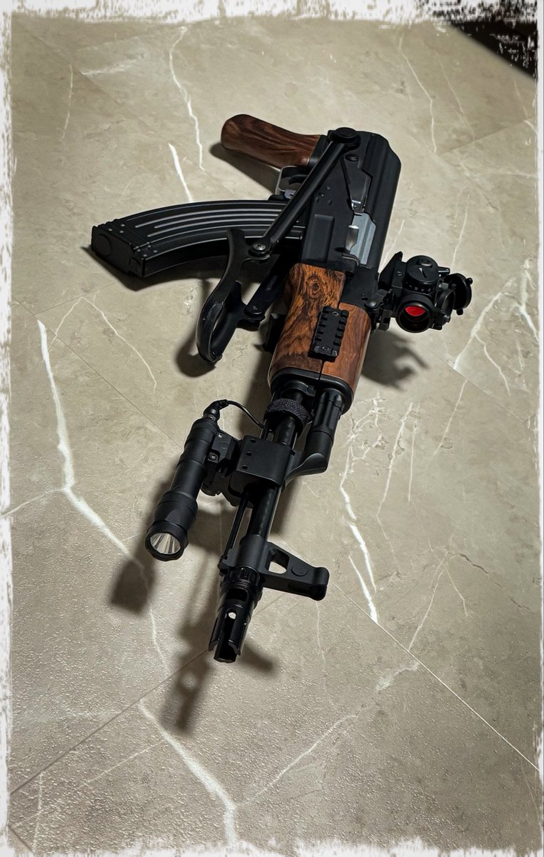 GBS_72's tweet photo. 伝統的なAKS-47、現代タクティカルの意志を込めて。
#AKS47 #AKStyle #MilSim #LoadOut #ClassicWithModern #FieldReady #OldSchoolMeetsNew #AKOperator #タクティカルAK #近代化改修 #裏AK道 #ModernKalash https://t.co/yqEqVAAFwY