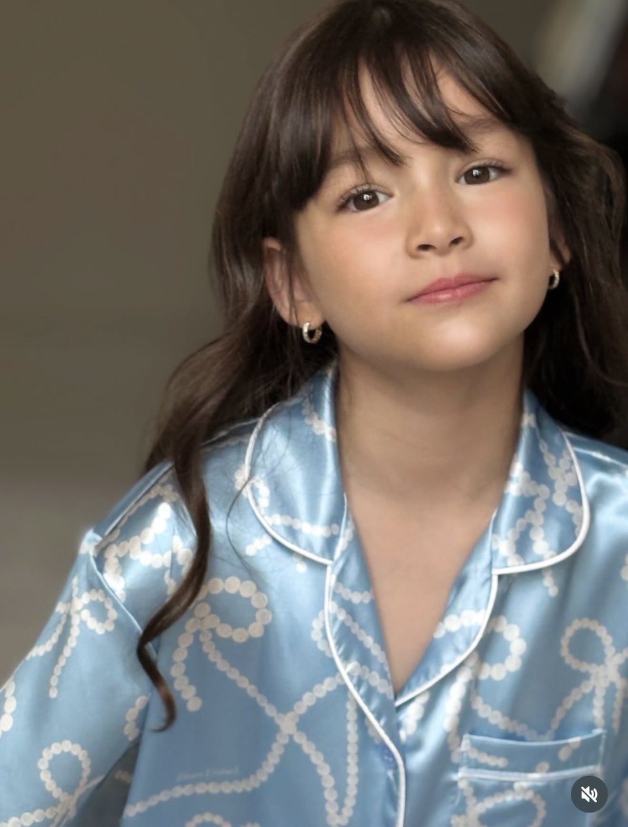 BeautyDiaryNews's tweet image. อร๊ายยยยย น้องอารยา ลูกสาวกวางฟ้ารุ่ง มิสไทยแลนด์ยูนิเวิร์ส ปี2550 
ที่แต่งงานกับนักธุรกิจสุดหล่อชาวต่างชาติ ส่วนผสมที่ลงตัวมากกกก เบ้าหน้าฟ้าประทานสุดๆ น้องสวยมากกกกก อายุ 6 ขวบ ยังสวยได้อีกลูก🫣🫠🥹