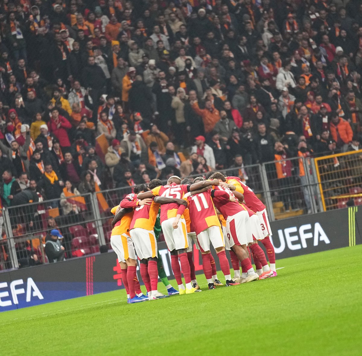 61Ahmet_61's tweet photo. Sahadaki mücadeleye verilen savaşa tebrikler @GalatasaraySK 💛❤️
Sadece #KONSANTRASYON
Bütün Galatasaray düşmanlarını üst üste koyup şampiyon olacağız
#Galatasaray
#GSvATM
#GSvATL
#Persembe
#gunaydin
#UCL
#Günaydın
#GalatasaraySK https://t.co/Clc6EFIIWD