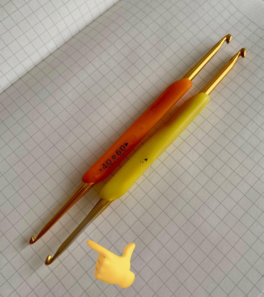 pshppar's tweet photo. かぎ針の5号だけ使用率高すぎて色が薄くなってる🫢！
針のところって色落ちるんだ…
このまま行くとだんだん細くなったりするんかな？笑
号数の印字もはげててほぼ何もない😂 https://t.co/1QeHWXrRrR