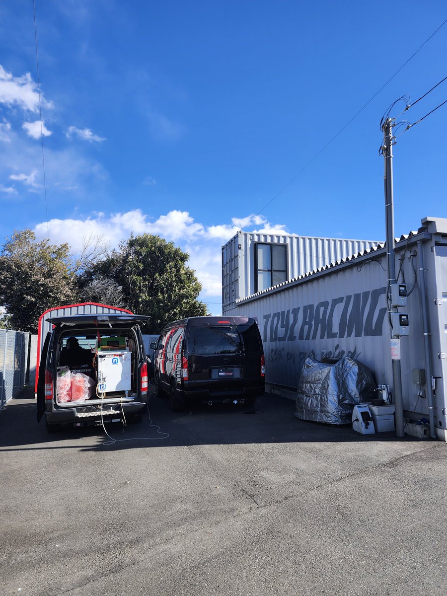 ecfour_h2's tweet photo. 本日はモトショップTOYZさん。
親分のハイエースの施工です。
水素を使用するカーボンクリーニング。
マフラーからたっぷり水も排出されました♪
ご利用ありがとうございましたー🎵
#toyz https://t.co/jQ8zfGzCpB