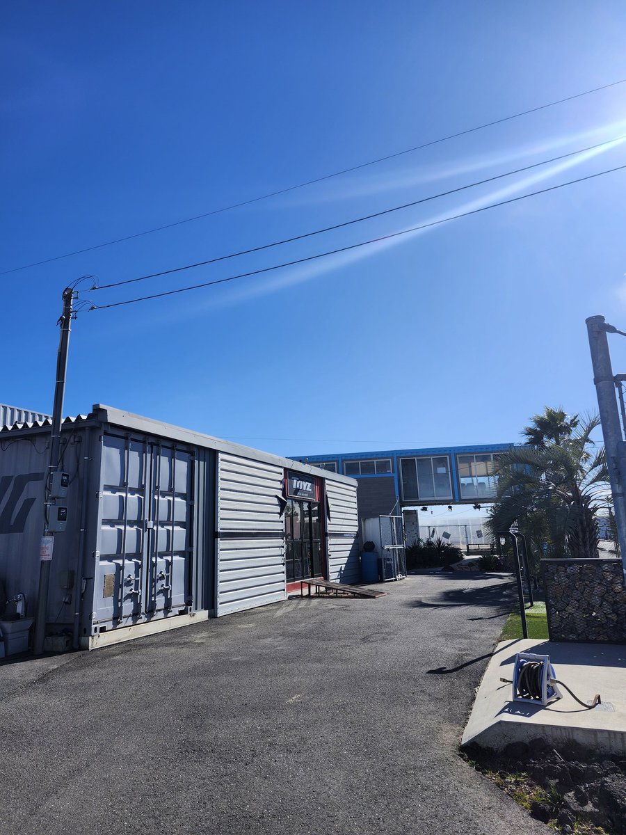 ecfour_h2's tweet photo. 本日はモトショップTOYZさん。
親分のハイエースの施工です。
水素を使用するカーボンクリーニング。
マフラーからたっぷり水も排出されました♪
ご利用ありがとうございましたー🎵
#toyz https://t.co/jQ8zfGzCpB