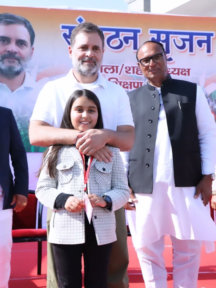 SubhashChhawri's tweet photo. एक जननेता की यही पहचान होती है कि वह जनता के बीच जाकर उनके दिल की बात सुने। आज @RahulGandhi जी ने हमारे परिवार से मुलाकात कर हमें गौरवान्वित किया। आपकी सरलता और संवाद की भावना वाकई प्रेरणादायक है।
​इस स्नेह और समय के लिए आपका बहुत-बहुत आभार! 🤝🇮🇳 #RahulGandhi #JanNayak" https://t.co/6MjOxAf9j6
