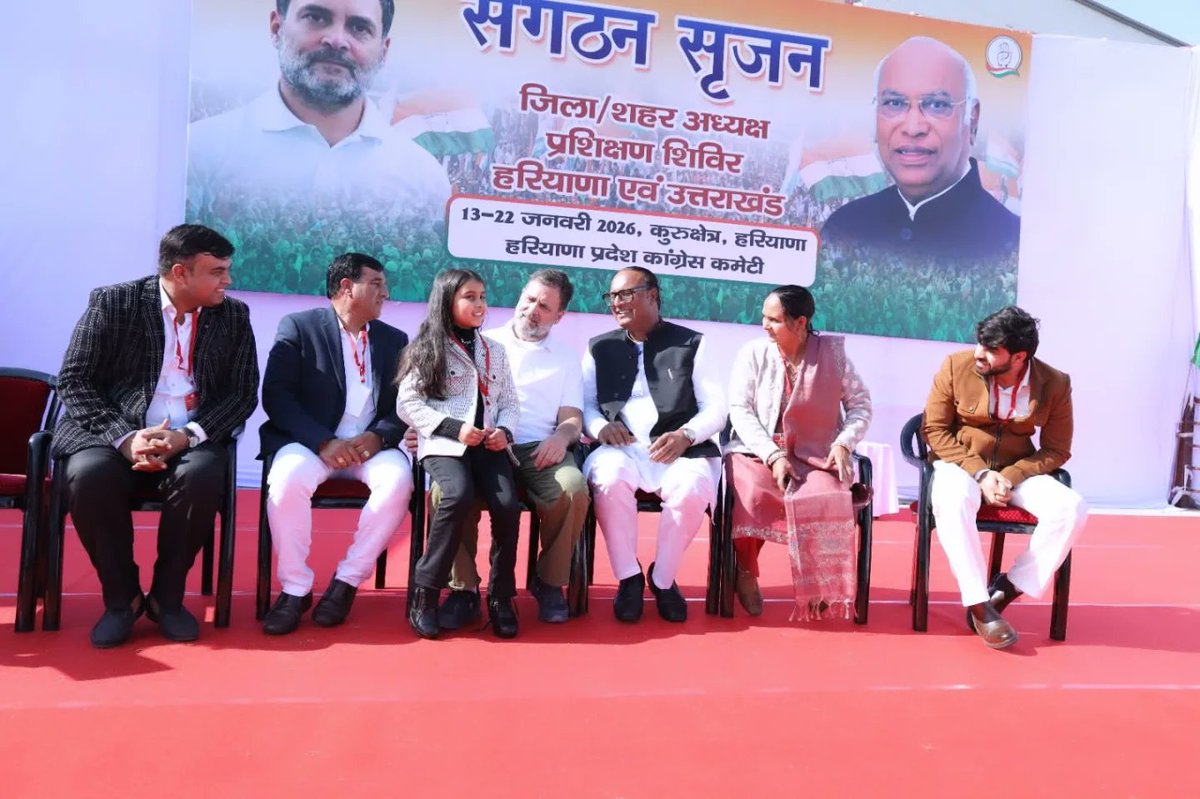 SubhashChhawri's tweet photo. एक जननेता की यही पहचान होती है कि वह जनता के बीच जाकर उनके दिल की बात सुने। आज @RahulGandhi जी ने हमारे परिवार से मुलाकात कर हमें गौरवान्वित किया। आपकी सरलता और संवाद की भावना वाकई प्रेरणादायक है।
​इस स्नेह और समय के लिए आपका बहुत-बहुत आभार! 🤝🇮🇳 #RahulGandhi #JanNayak" https://t.co/6MjOxAf9j6
