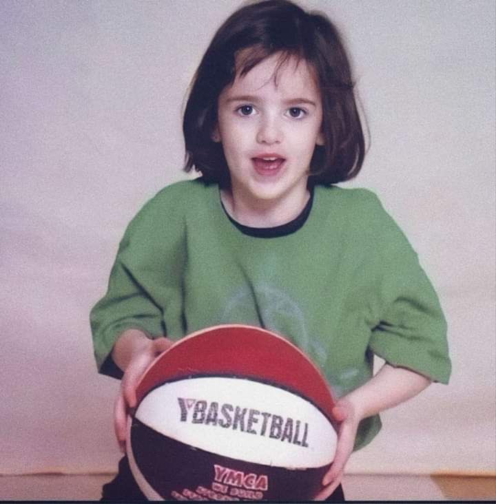 caitscroptop's tweet photo. HAPPY BIRTHDAY CAITLIN ELIZABETH CLARK <333333 https://t.co/8BDPfFS9BF