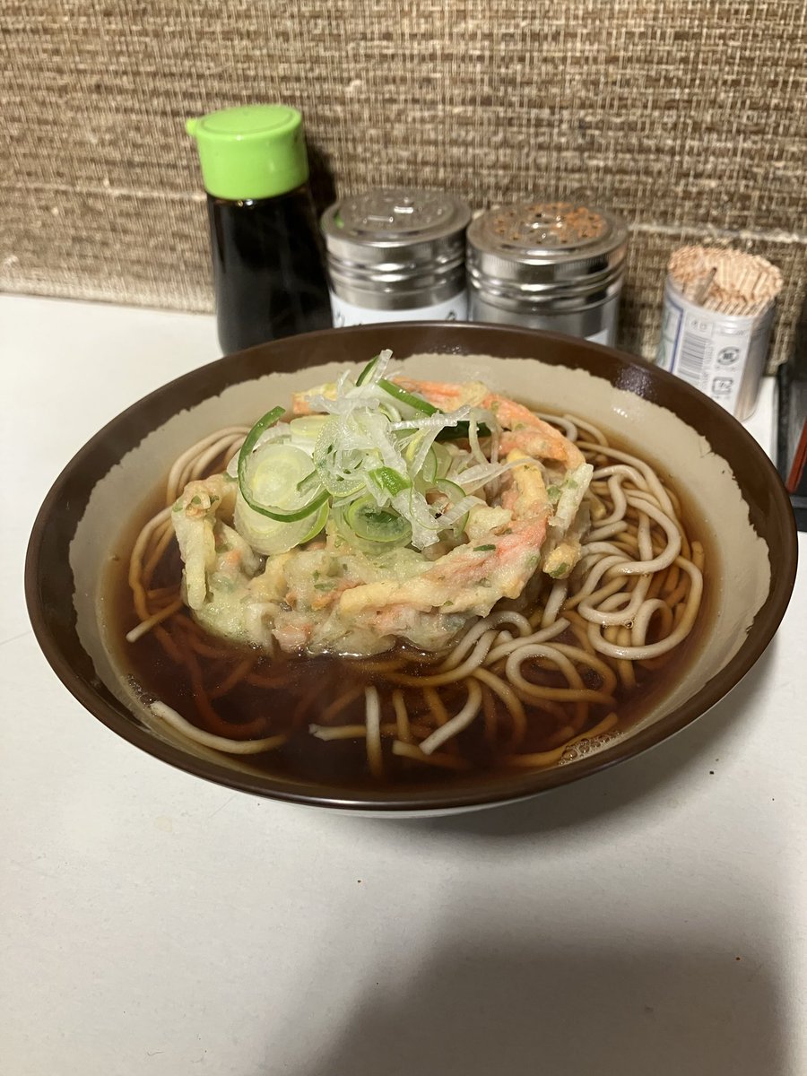 百万石@赤羽
天ぷらそば¥450
そば☺️つゆ🙂天ぷら🙂

ふかふかのそば薄口のつゆ野菜たっぷりの天ぷら全てがやさしい一杯✨ごちそうさまでした

#立ちそば日記🥰☺️🙂🙁😞