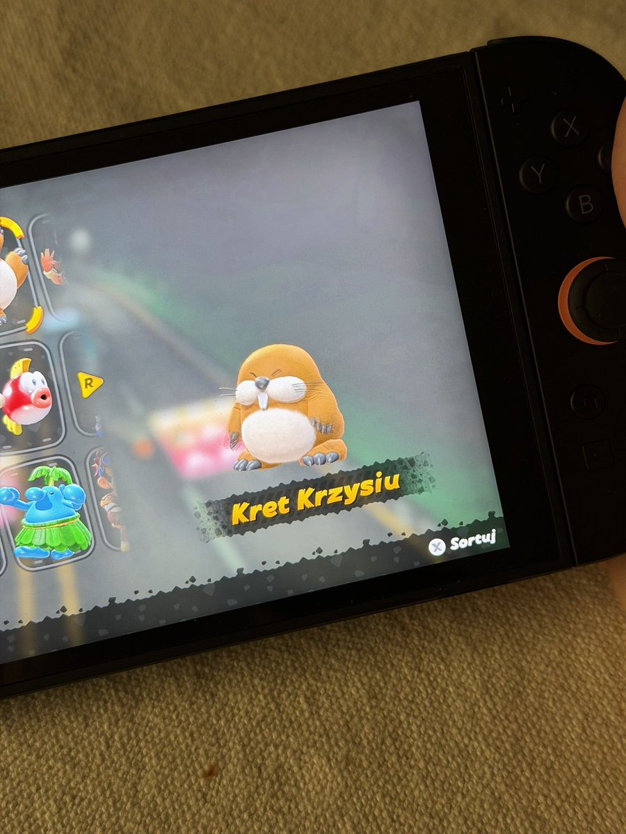 m__pisarski's tweet image. Kret Krzysiu xDD przetłumaczyli część nazw postaci XD