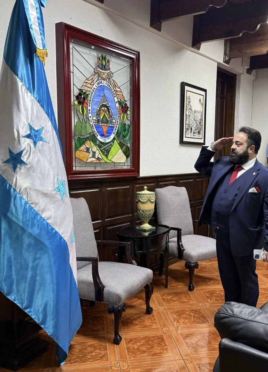 🏛️ Luis Redondo besa con el alma la Bandera Nacional y, frente al mural de Morazán, con la historia como testigo y el pueblo en el corazón, hace una promesa que estremece: ¡volverá! 🇭🇳