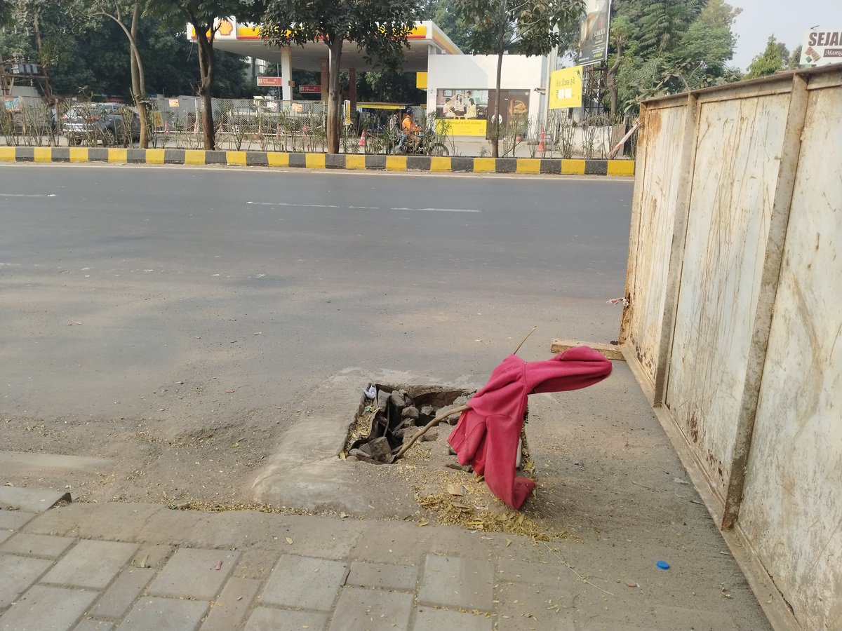 ShaileshMahisur's tweet image. @ArunMaheshIAS શિવાય પાર્ટી પ્લોટ પાસે, શેલ પેટ્રોલ પંપ ની સામે, રેવારણ્ય ડુપ્લેક્સ ની બાજુમાં, સમા સાવલી રોડ. @VmcDrainage @VMCVadodara @CMOGuj @PMOIndia @sanghaviharsh 
#DrainageProblem
#BrokenDrainageCover
#PublicSafety
#SmartCityvadodara 
#CitizenComplaint
#DangerZone