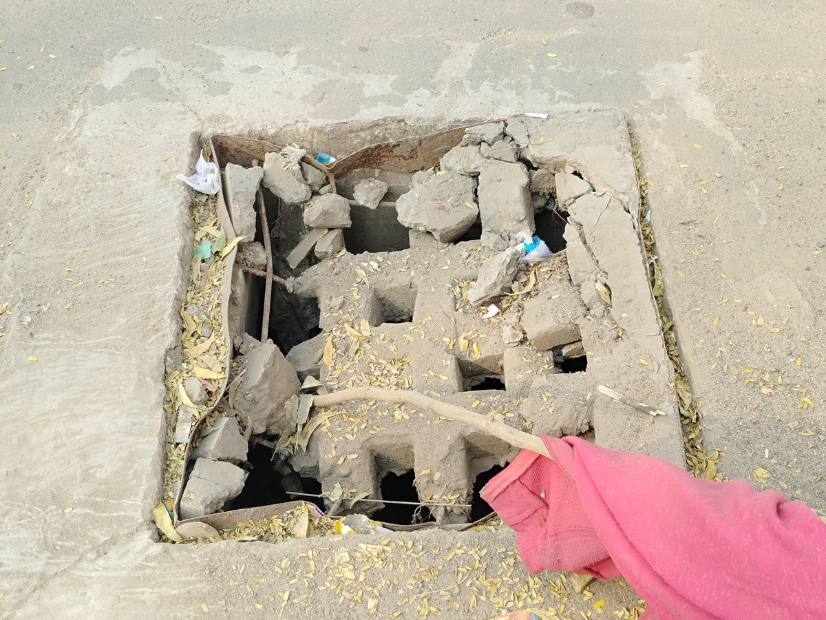 ShaileshMahisur's tweet image. @ArunMaheshIAS શિવાય પાર્ટી પ્લોટ પાસે, શેલ પેટ્રોલ પંપ ની સામે, રેવારણ્ય ડુપ્લેક્સ ની બાજુમાં, સમા સાવલી રોડ. @VmcDrainage @VMCVadodara @CMOGuj @PMOIndia @sanghaviharsh 
#DrainageProblem
#BrokenDrainageCover
#PublicSafety
#SmartCityvadodara 
#CitizenComplaint
#DangerZone