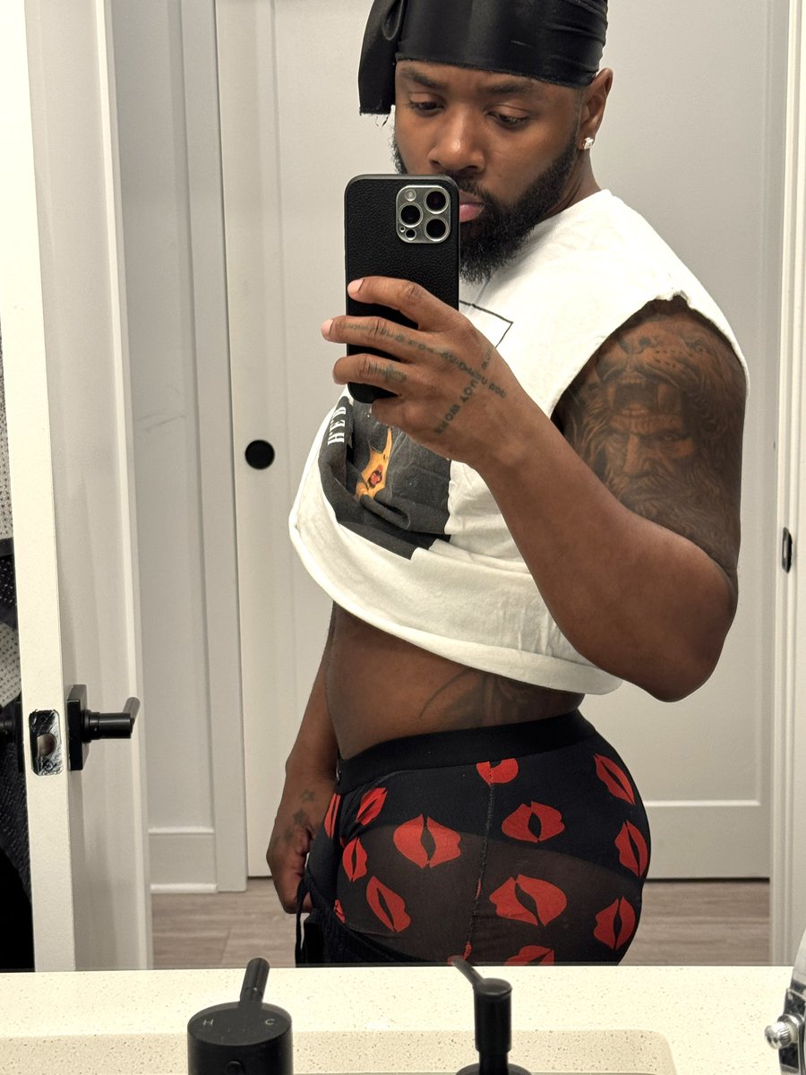 Therealskillzz's tweet photo. If you’re lookin for some sexy underwear for V-day hit the link 💋����🏾 https://t.co/hUByvFfAUI https://t.co/1FJTDa6DRV