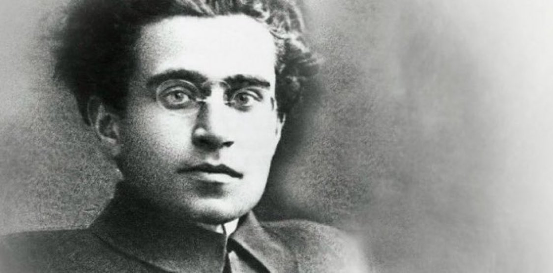 « Le vieux monde se meurt, le nouveau monde tarde à apparaître et dans ce clair-obscur surgissent les monstres. »
Antonio Gramsci