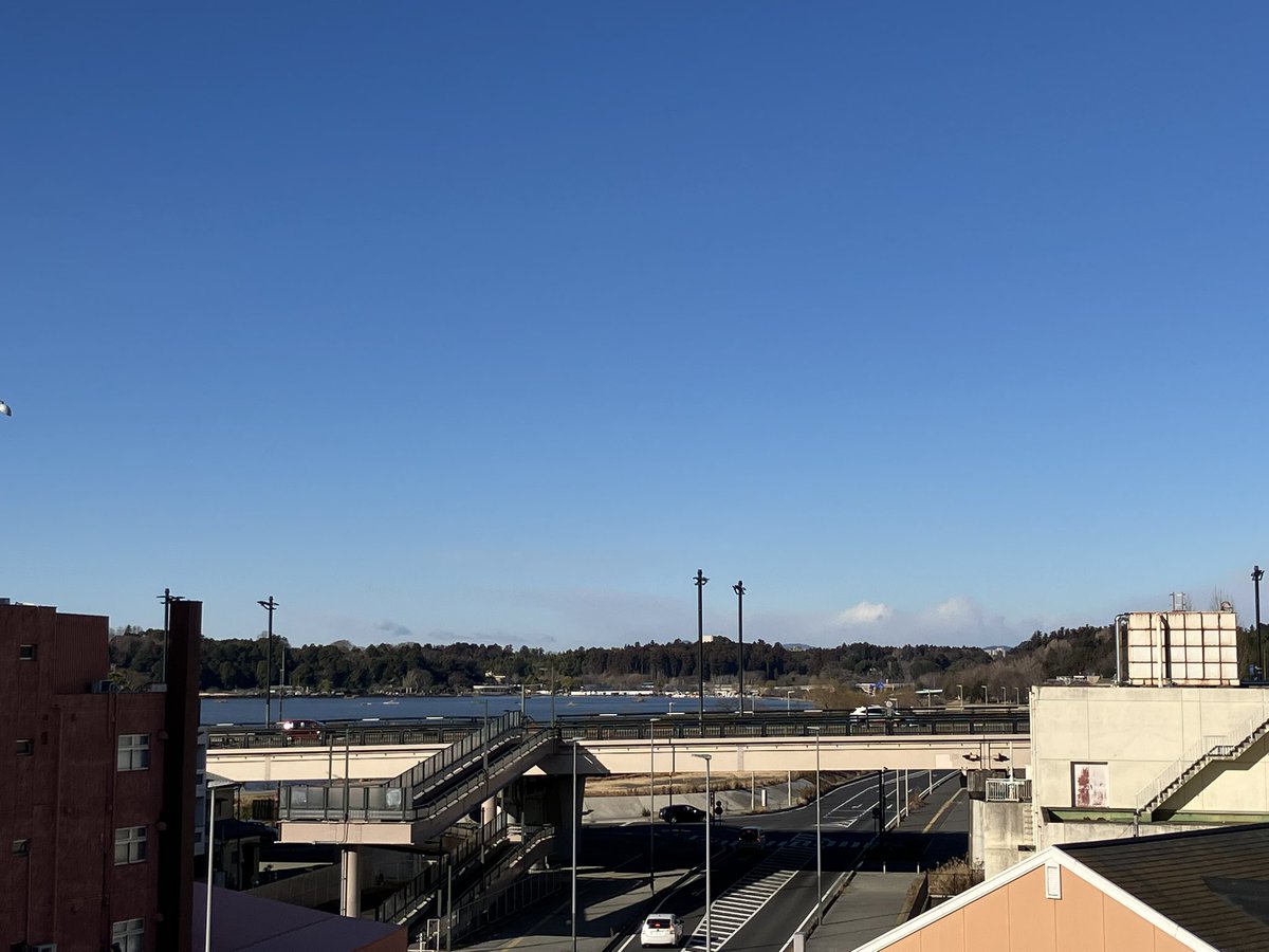 CaRepoPR's tweet photo. お疲れ様です！
今日の水戸は晴天☀️

今日もひんやり🥶
こんな日はコーヒーを飲みながら
千波大橋を走る車を外を眺めて
黄昏るのが好きな時間☕️

今週もよろしくお願いします😉

#企業公式が地元の天気を言い合う https://t.co/Z3UjpprepL
