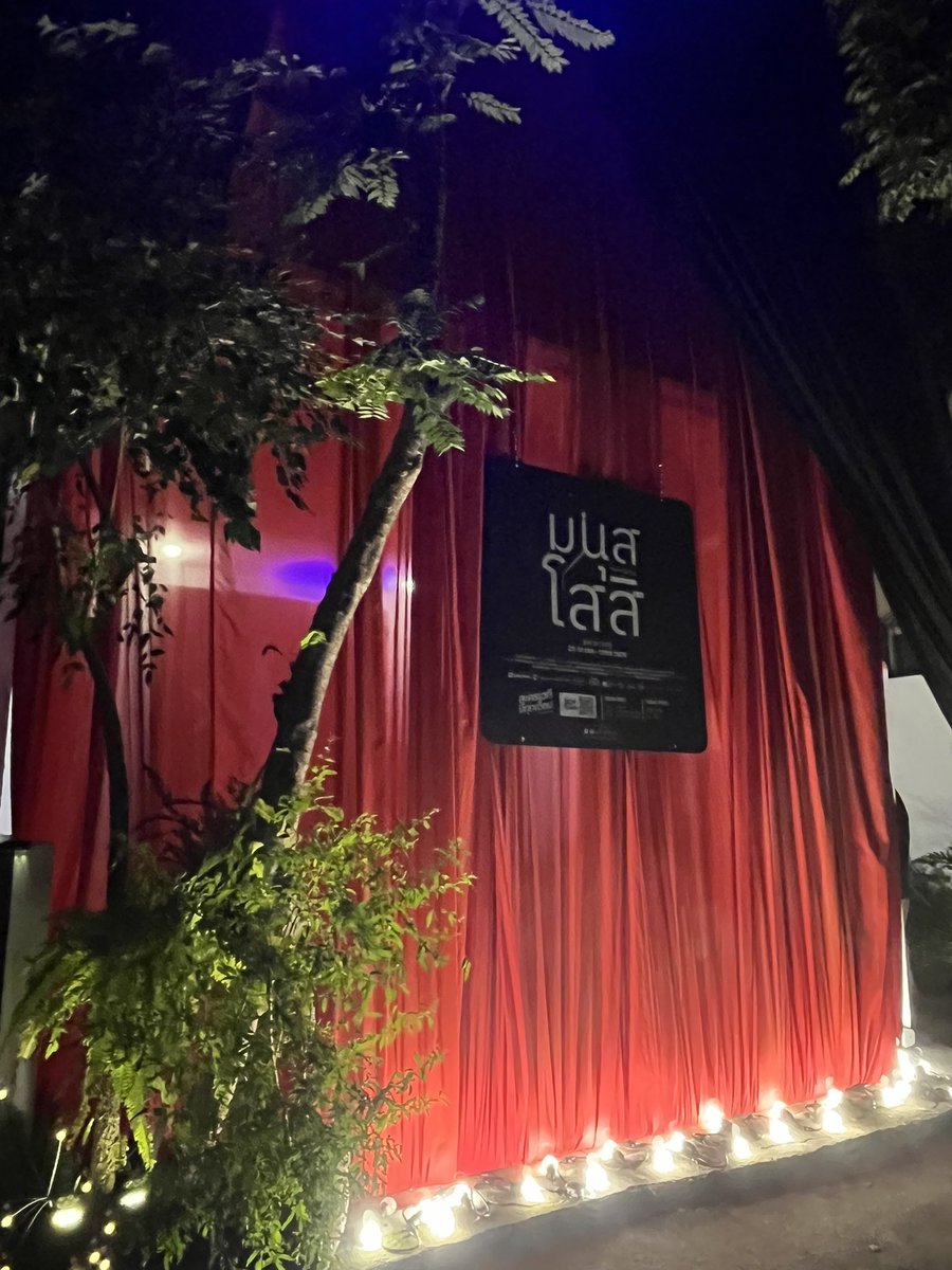 CurtainCall_TH's tweet image. เมื่อวานน้องดุจดาวได้มีโอกาสไปร่วมชมละครเวที มสุสโสสิ จาก Poems Dimension ค่ะ เป็นละครที่แสดงขึ้นในโรงละคร experimental เล็กๆ โดยผู้กำกับและทีมเบื้องหลังของไทย

#curtaincall_TH #poemsdimension