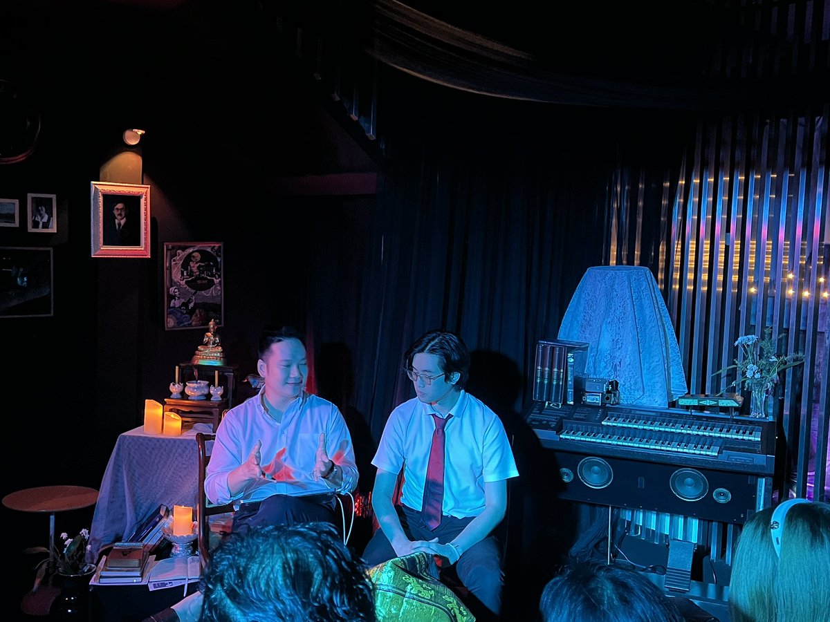 CurtainCall_TH's tweet image. เมื่อวานน้องดุจดาวได้มีโอกาสไปร่วมชมละครเวที มสุสโสสิ จาก Poems Dimension ค่ะ เป็นละครที่แสดงขึ้นในโรงละคร experimental เล็กๆ โดยผู้กำกับและทีมเบื้องหลังของไทย

#curtaincall_TH #poemsdimension