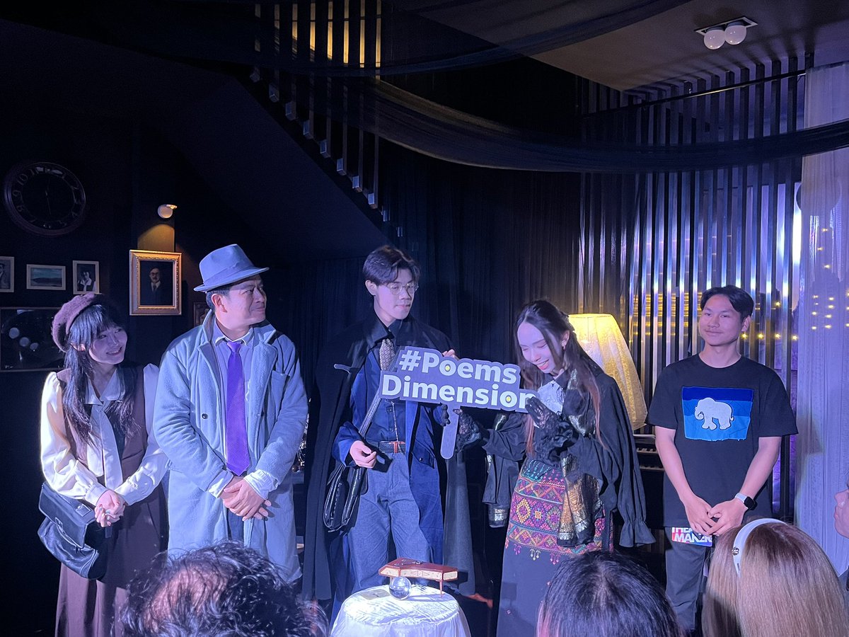 CurtainCall_TH's tweet image. น้องดุจดาวอยากขอเชิญชวนเพื่อนๆไปรับชมละครเวทีเรื่องนี้ และร่วมสนับสนุนวงการละครเวทีของไทยกันนะคะ 

เจ้าของโครงการแอบกระซิบมาด้วยว่าทาง POEMS จะมีละครเวทีอีกหลายโปรเจ็คให้เราได้รับชมกันยาวๆตลอดปีเลยค่ะ!💙

#CurtainCall_TH #Poemsdimension