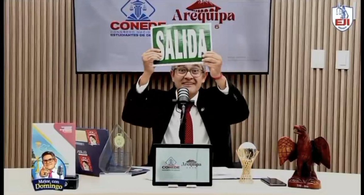 Todos criticando al fallido fiscal Domingo Pérez debutando en el streaming, pero hombre, ¡ déjenlo ser feliz! Mírenle la cara! Eso es lo que quería: Pantalla. Si eso lo va a alejar de casos que nunca va a resolver por inepto, pues este será su camino.
