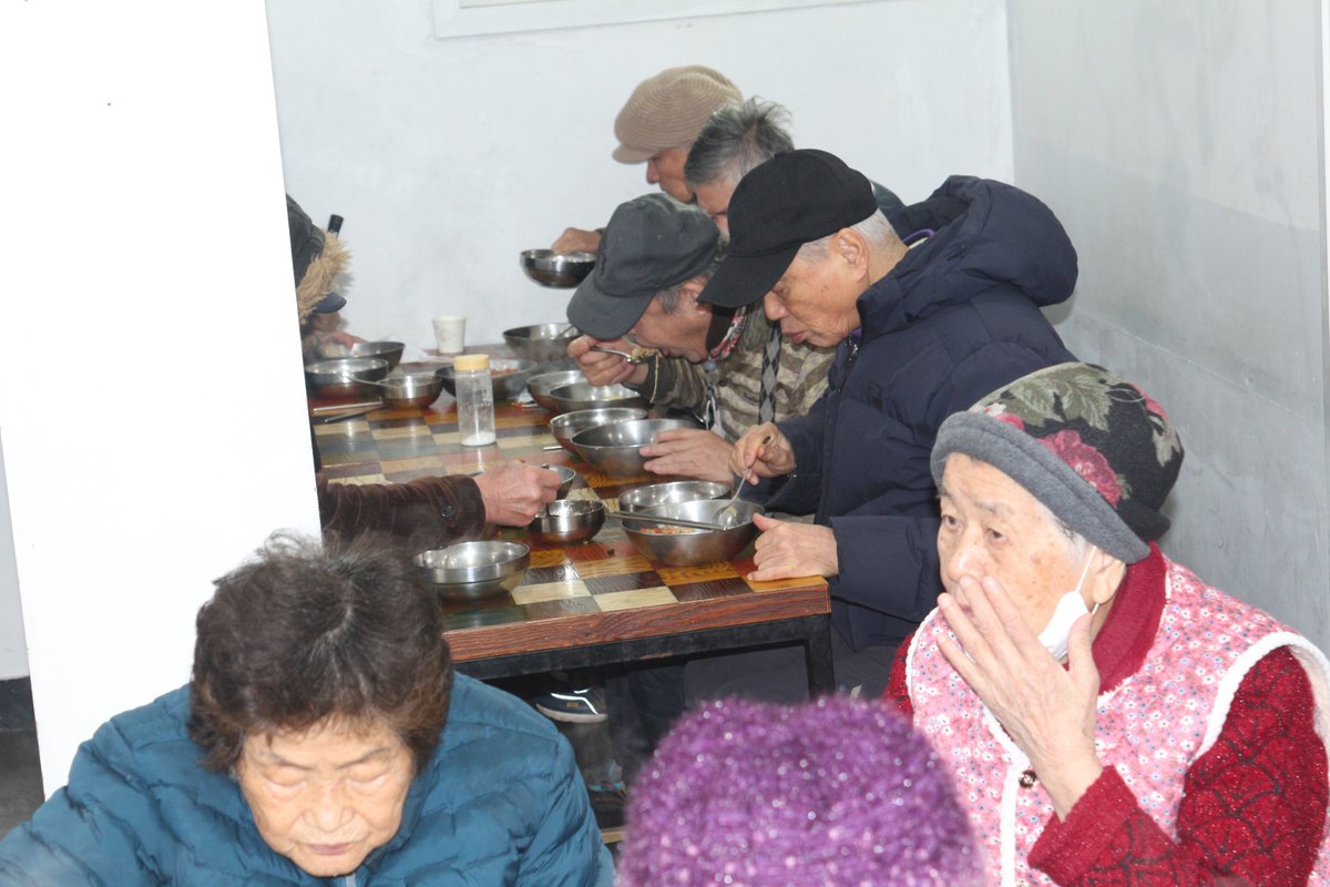 오늘은 어르신들께 콩나물밥을 준비해드렸습니다.콩나물과..버섯.소고기도 듬뿍넣어서..양념간장과 김장김치..곤드레나물된장국

을 함께 준비해드렸습니다.그리고 은 어르신들 마스크도 넉넉히 나누어드렸습니다..

감사합니다..