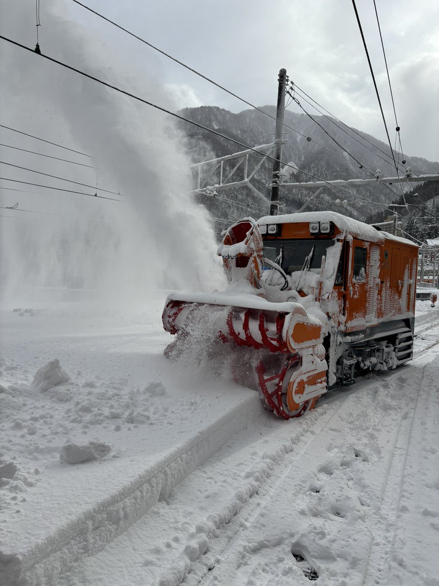 torokkodensya's tweet image. 今日の黒部峡谷は、深い雪に覆われました☃️
静かな白銀の世界の中、今日も除雪車が稼働中です❄️🚜

#黒部峡谷鉄道