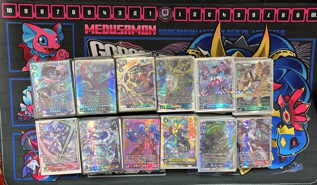 まだテイマーバトルすら未経験のデジカ初心者なのにデッキを作りすぎてしまっているマン…
メデューサモンとスカーディモンデッキしかまともに回せません！
デジカ友達募集中です😂

#デジモンカード #デジカ