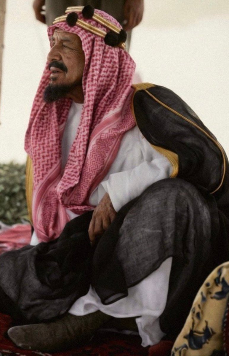 أسألُ اللهَ العليَّ العظيم أن يرحم الملك عبدالعزيز رحمةً واسعة، الرجل الذي قلّما يُولَد مثله؛ فتح الله به خيرًا عظيمًا على هذه البلاد، وجعل على يديه توحيدها وأمنها، وحُفظ به وبأبنائه الحَرَمان والعباد والدين.