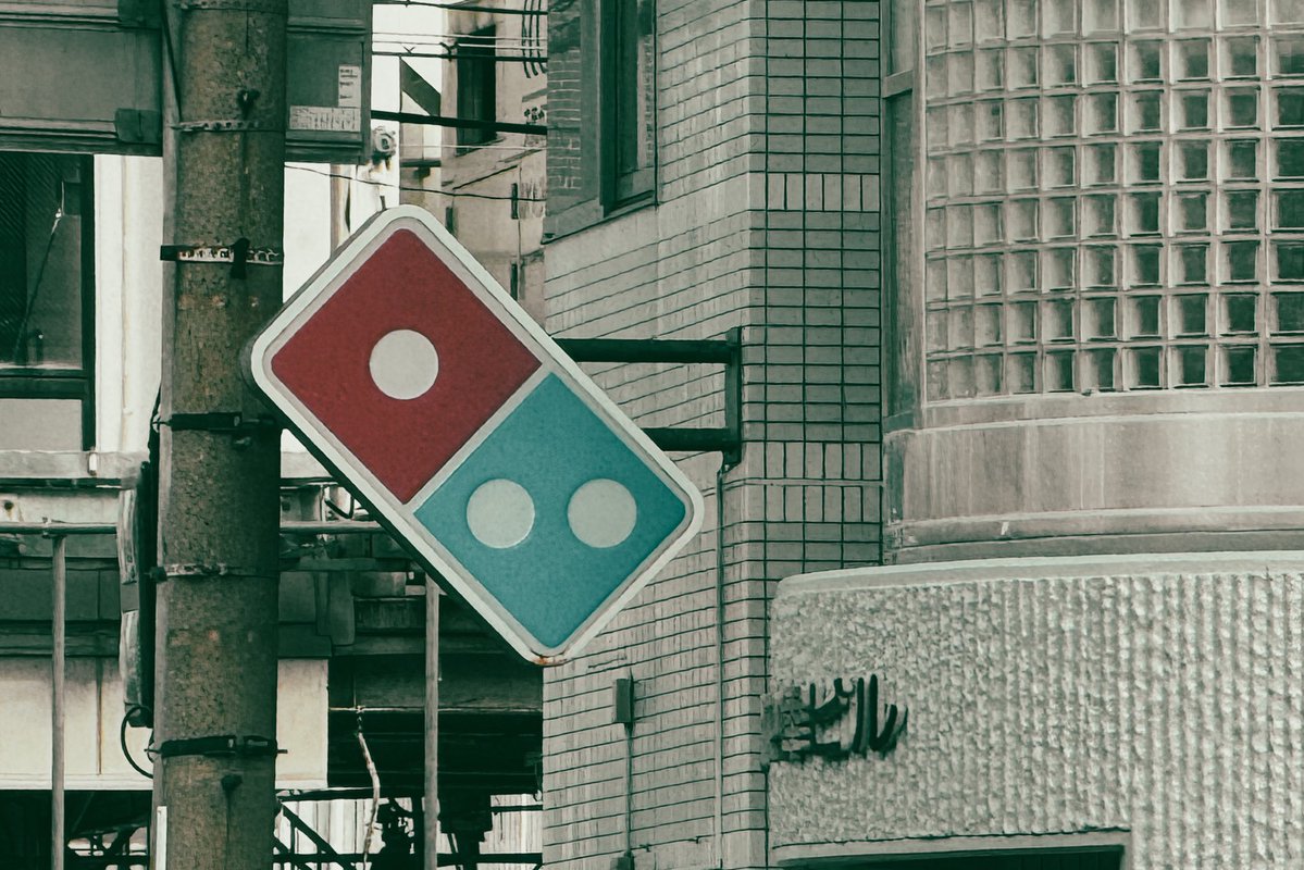 bata's tweet image. この前を通るたびサイコロキャラメルを思い出し、歯の被せ物が取れそうになる。