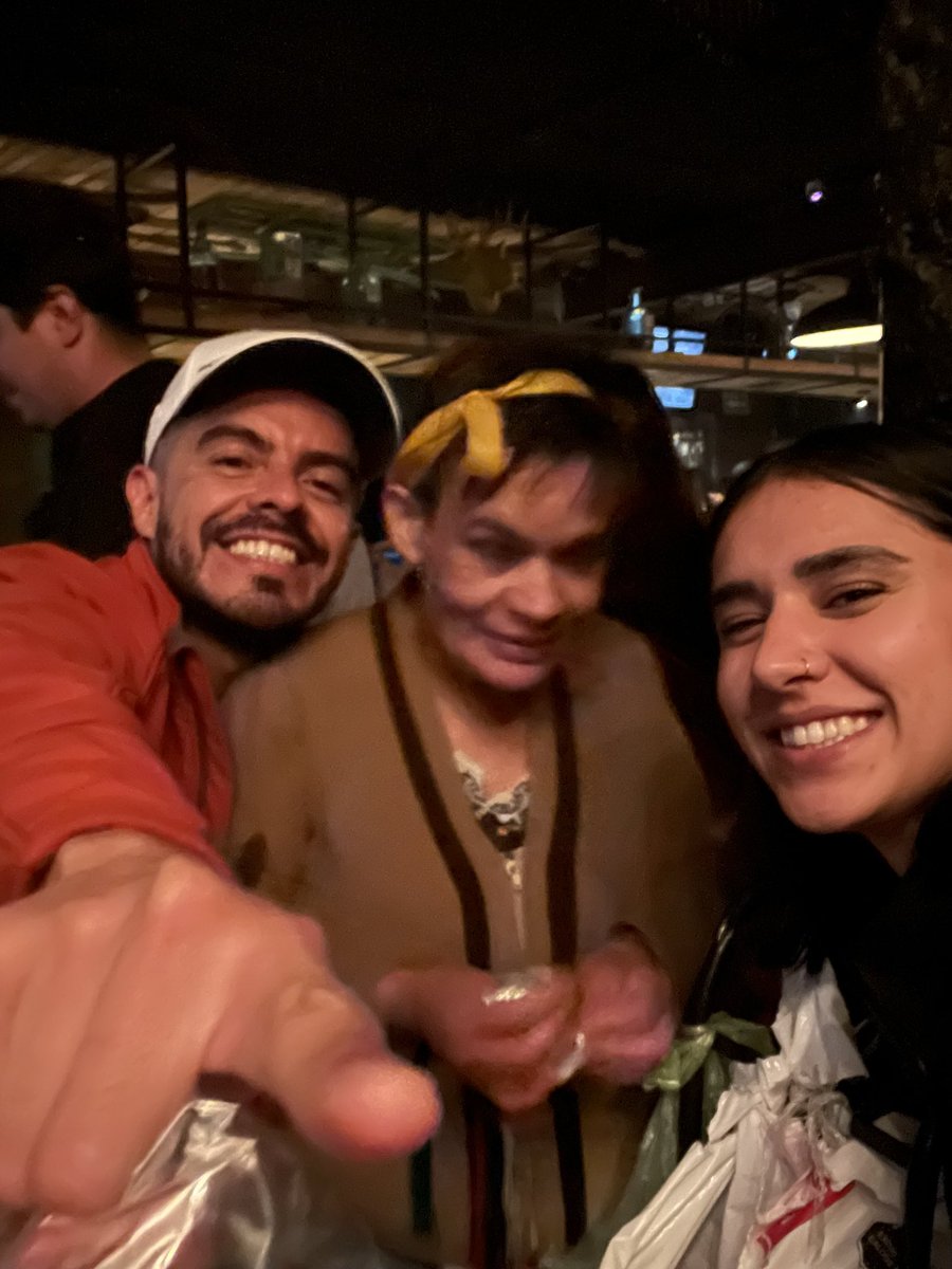 alguien sabe cómo está la señora de los hilos??? es que ya no salgo y ya no me la encuentro, la extraño 

sigo sin saber quién era este brother