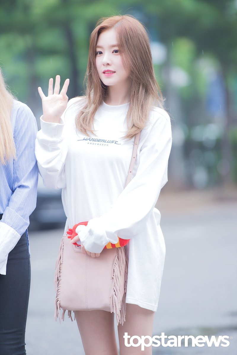 [HD포토] 레드벨벳 아이린, ‘그시절 라바 파우치를 좋아한 린배배’ (뮤직뱅크 출근길) #뮤직뱅크 #출근길 #레드벨벳 #RedVelvet #아이린 #IRENE topstarnews.net/news/articleVi… <- Original Photo