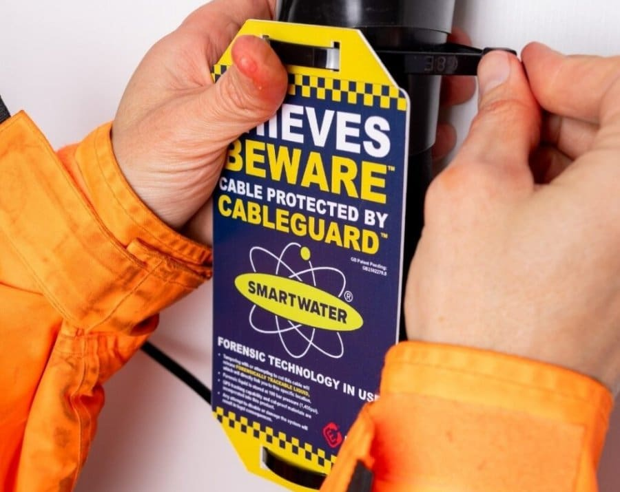 DrFredWu's tweet image. #EV charger cable theft, rampant overseas, is starting to make its presence felt more among Australian charging network providers. #Evie Networks is taking action by introducing #CableGuard which consists of a reinforced patented sleeve with an internal forensic liquid system.