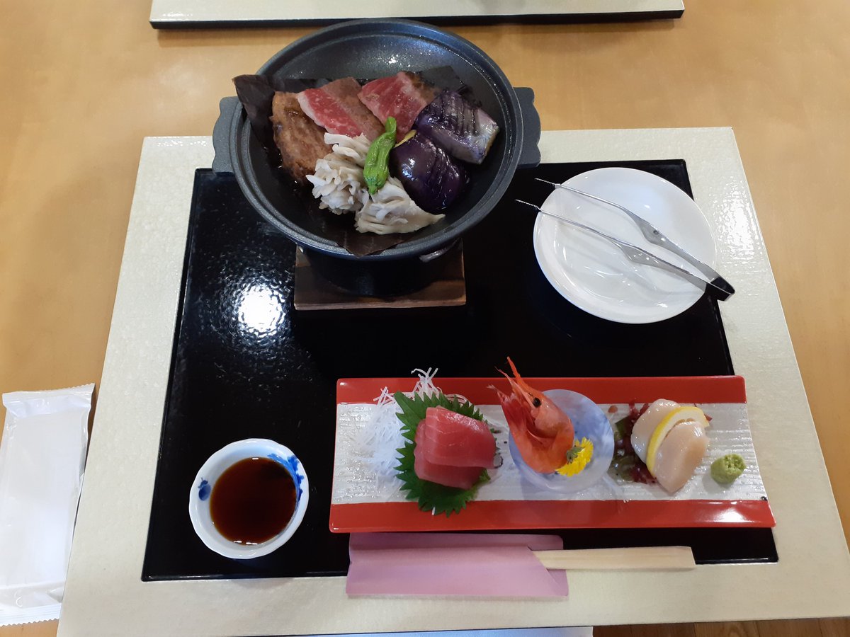 info34254515's tweet photo. ★お知らせ★
牡蠣鍋・せり鍋は２月で終了です
3月より

♧仙台名物牛たん焼き
・伊豆沼豚ロース鍋×三陸産海の幸のお造り
・塩釜港海鮮陶板焼き×三陸産海の幸のお造り
♡厳選お造り盛合せ×みちのく日高見牛朴葉焼き

に変更になります。
日高見牛の朴葉焼きはお造り3点ではなく6点盛り
となります★ https://t.co/NR7faiEl8U