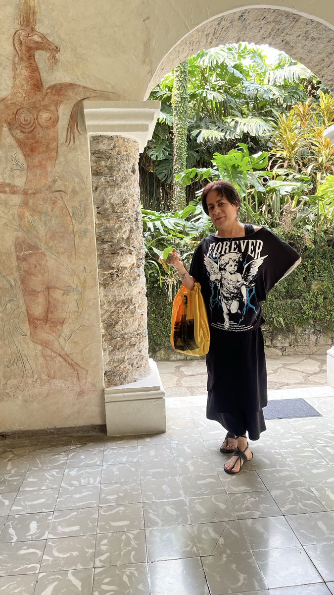 DavidaNava1's tweet photo. Un poco de #arte #ebru en #tela #bolso homenaje escritora(o)#RosarioCastellanos #EdwardJames increíble #mural de la gran artista #alwaysleonora #LeonoraCarrington junto con su esposo #EméricoWeisz en #Xilitla #SanLuisPotosí hermoso espacio #posadaelcastillo #PosadaElCastilo https://t.co/6x2EplAYml