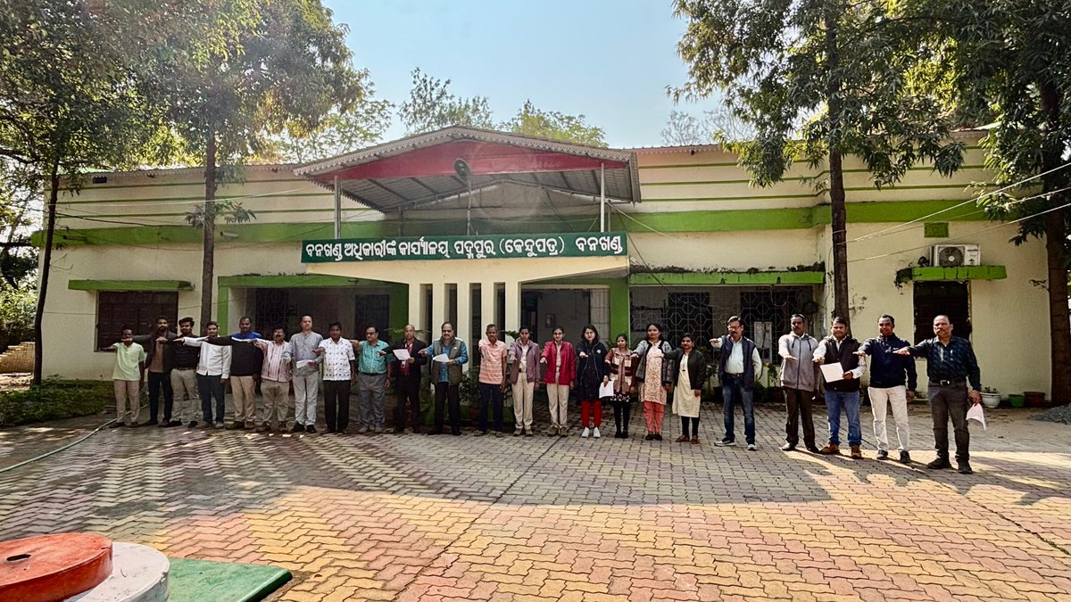 DPadampur's tweet photo. National Voter's Day (25th Jan, 2026) and administration of pledge on 22.01.2026 at O/o the DFO, Kenduleaf Division, Padampur, Bargarh, Odisha.
#NVD2026(@Electionbargarh) https://t.co/rFGvI2lCYF