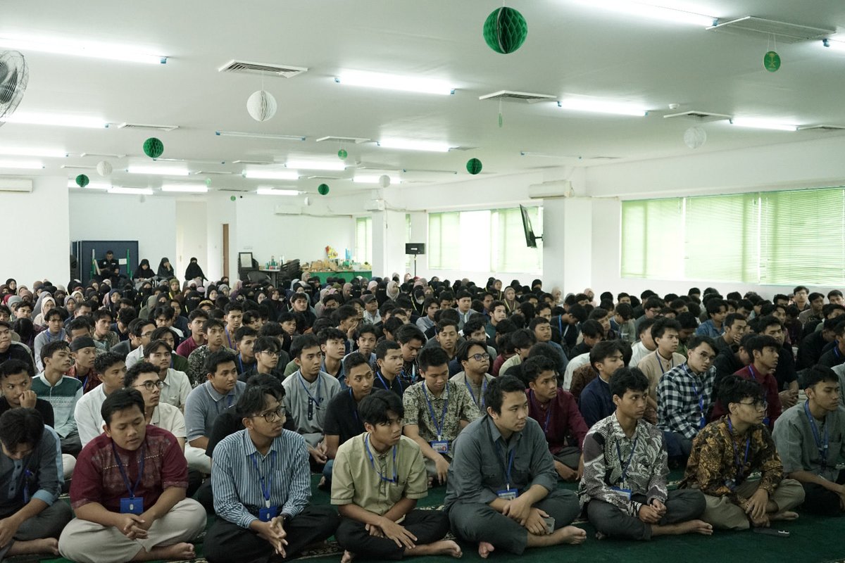 أقامت وحدة النشاط بالمعهد اليوم لقاءً بعنوان (آفات طلب العلم)، قدمه الأستاذ: أحمد ألفين بن أمير مسلمين، وذلك ضمن أنشطته العلمية والتربوية الهادفة إلى تعزيز الوعي لدى الطلاب حول السلوكيات التي تعيق طلب العلم، وسبل تجنبها.
وقد تناول اللقاء عدة محاور مهمة، منها:
• مفهوم آفات طلب