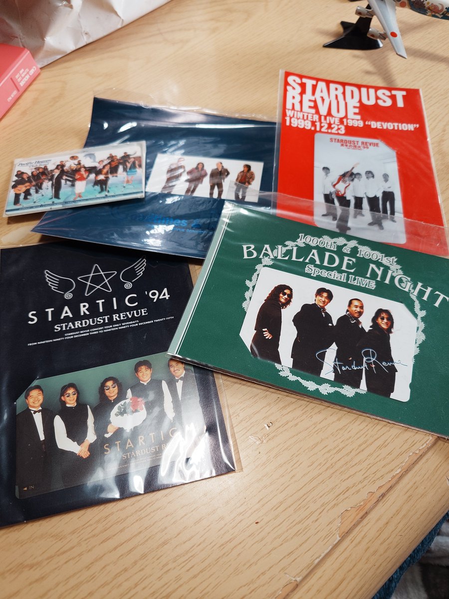 少しずつ断捨離しようと思い、引っ越してから20年ほぼ手付かずだった天袋を片付けたら、使用済み＆未使用のテレカファイルにこれが挟んであった😳

懐かしー

#スタレビ 
#テレフォンカード
#当然未使用
#今後も未使用のまま