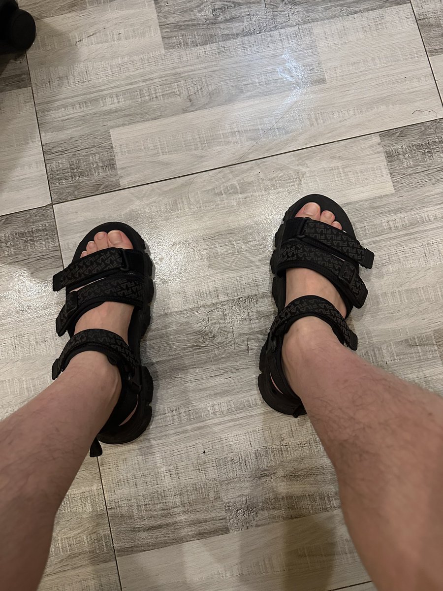 kintsugi1130's tweet photo. The dude wear the same sandals as mine https://t.co/2PNJEETlUd