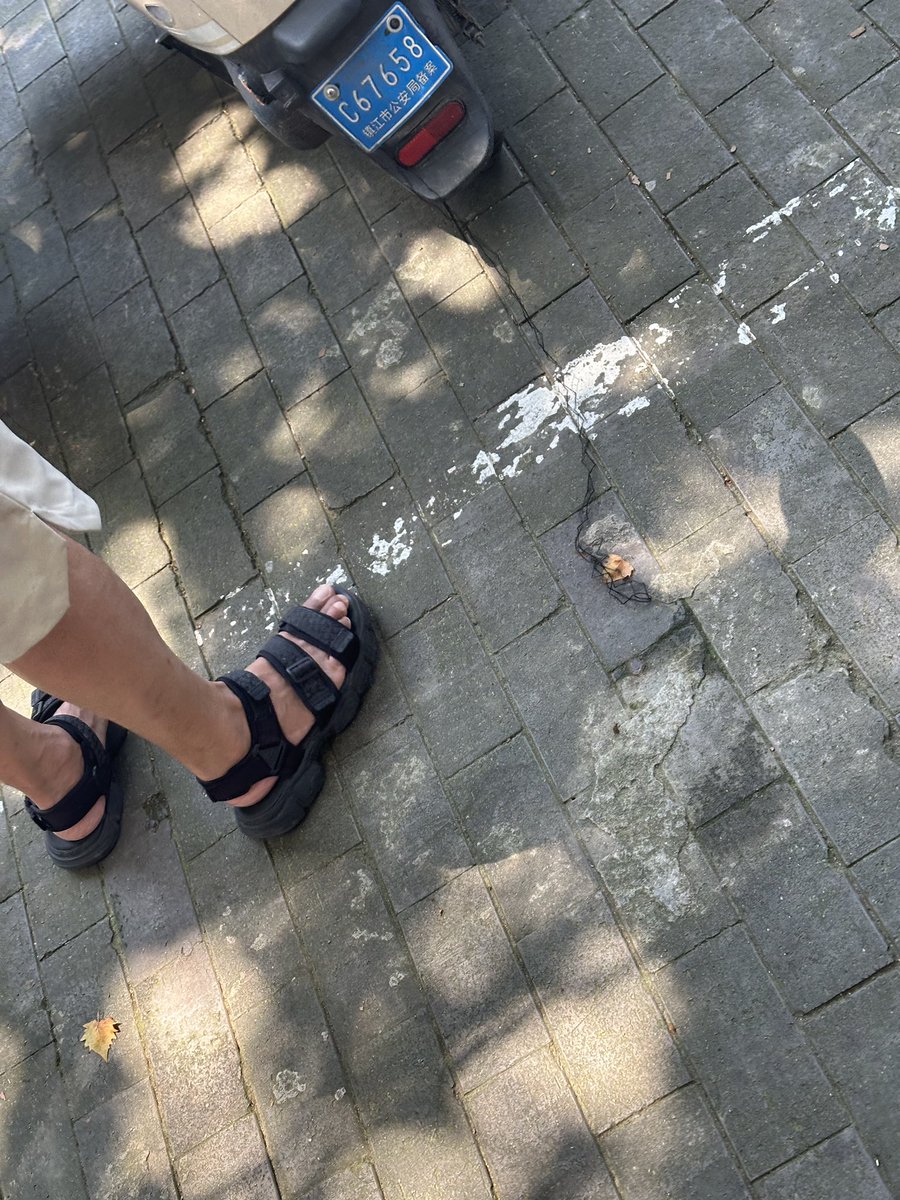 kintsugi1130's tweet photo. The dude wear the same sandals as mine https://t.co/2PNJEETlUd