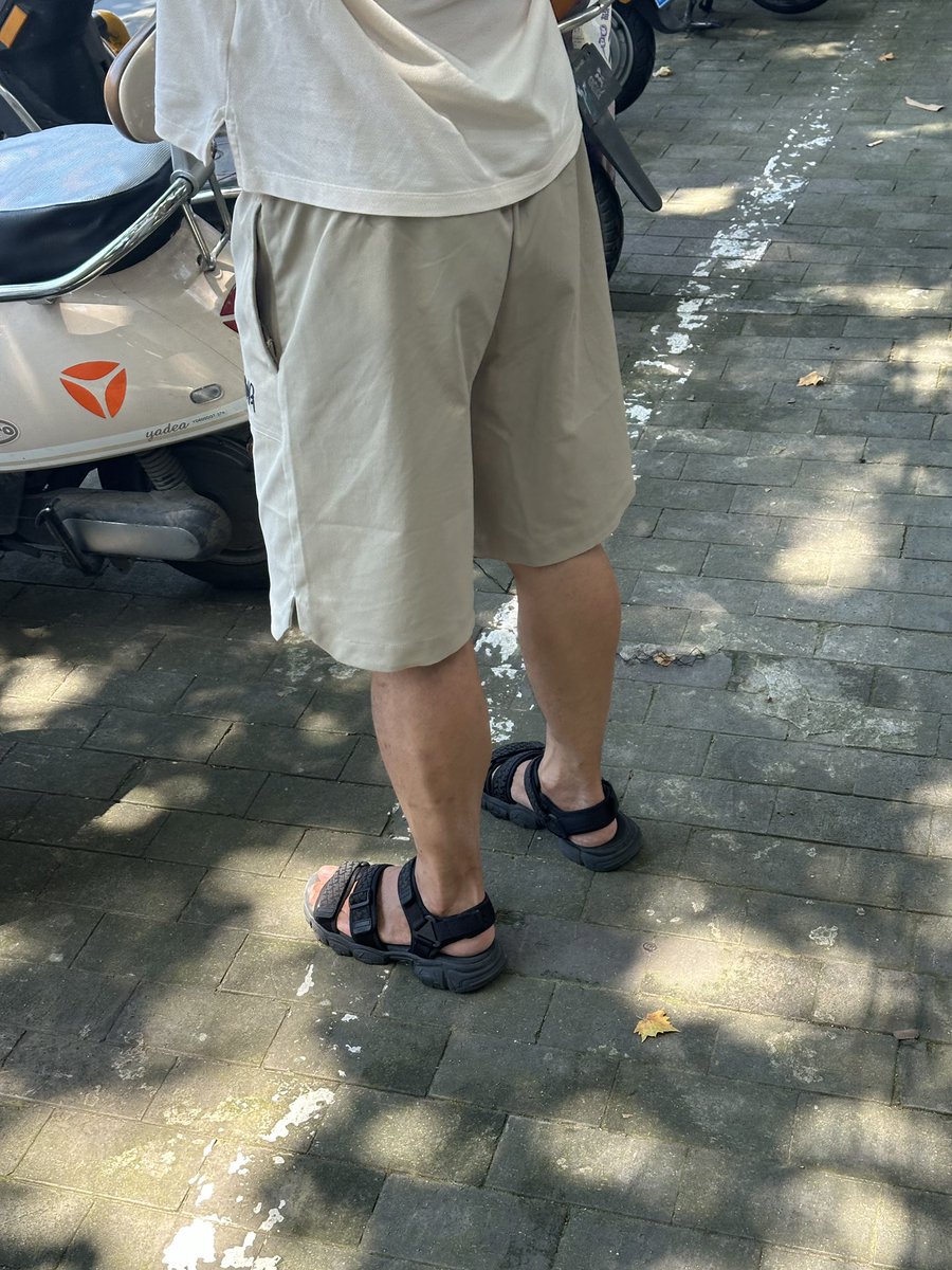 kintsugi1130's tweet photo. The dude wear the same sandals as mine https://t.co/2PNJEETlUd