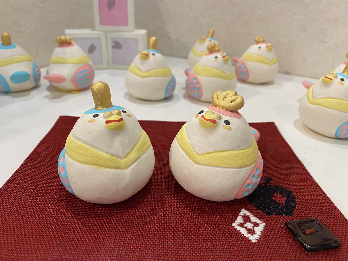 一目惚れ注意。弘前の作家うつわポータルがつくる「鳩ひな」
うつわポータルさんによる、鳩モチーフのひな人形が入荷。
金色の冠と帽子を被った姿が、なんともおめでたく、そしてキュートです。
後ろ姿の羽の模様まで丁寧に描き込まれていて、360度どこから見ても癒やされます。