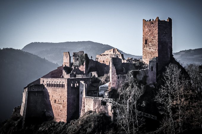 Gsterre's tweet image. Superbe vue sur le #Château de Saint-Ulrich merci @westrelcat. L'#Alsace est belle faisons le savoir. #Ribeauvillé #BaladeSympa #MagnifiqueFrance