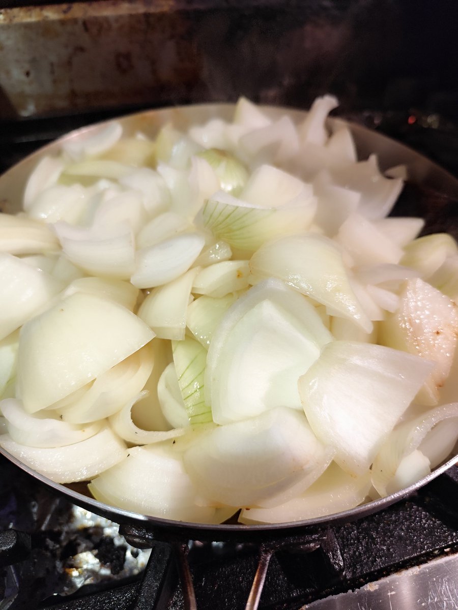 romanKitche's tweet image. 果てしない量の玉ねぎを炒めまくるランチ終わり🧅

ディナーは18時からだよ(´❛-❛`)
 #秋葉原ディナー
 #秋葉原グルメ
 #ロマンキッチン
 #スパイス料理
 #世界最古のお酒ミード酒が飲める数少ない店