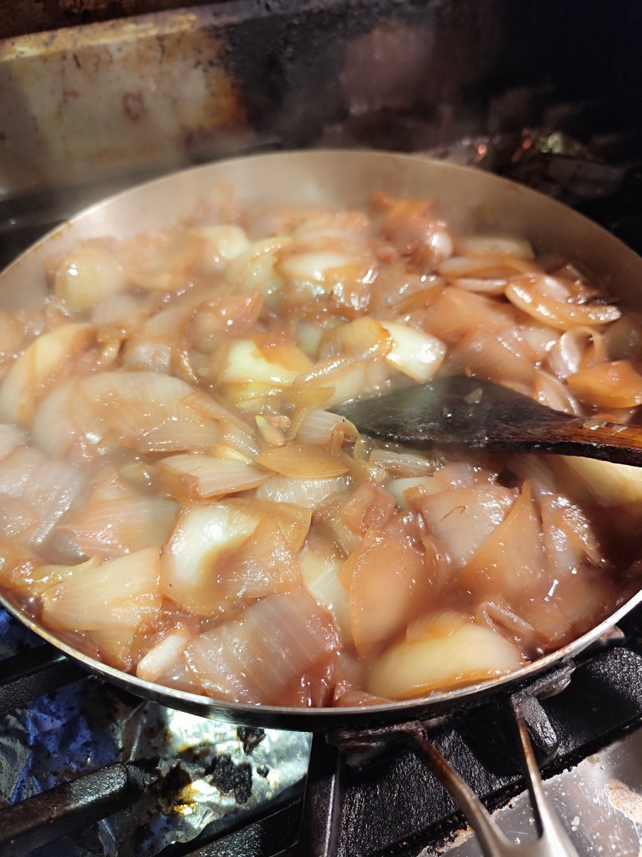 romanKitche's tweet image. 果てしない量の玉ねぎを炒めまくるランチ終わり🧅

ディナーは18時からだよ(´❛-❛`)
 #秋葉原ディナー
 #秋葉原グルメ
 #ロマンキッチン
 #スパイス料理
 #世界最古のお酒ミード酒が飲める数少ない店