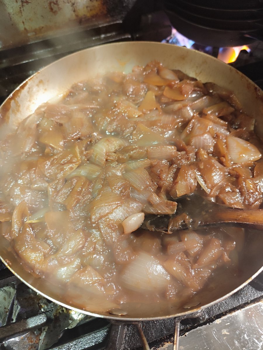 romanKitche's tweet image. 果てしない量の玉ねぎを炒めまくるランチ終わり🧅

ディナーは18時からだよ(´❛-❛`)
 #秋葉原ディナー
 #秋葉原グルメ
 #ロマンキッチン
 #スパイス料理
 #世界最古のお酒ミード酒が飲める数少ない店