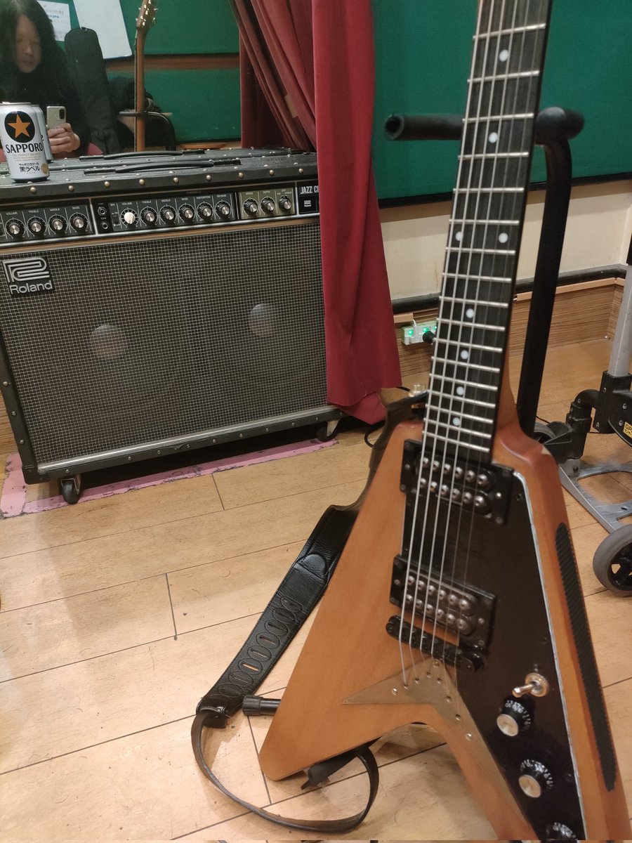 ギターを前使ってたものに変更。
しばらくこれでいく。
一緒に見えるけど違うのです。
安物を大改造してもはや材木以外オリジナルのギターなのです。
音作りに悩んで大して何も進まなかった。
遠距離通勤(ほぼ毎日遅延)と仕事で日々ぶっ潰されてるのでこれから呑んでネトフリでも見て寝るのだ。